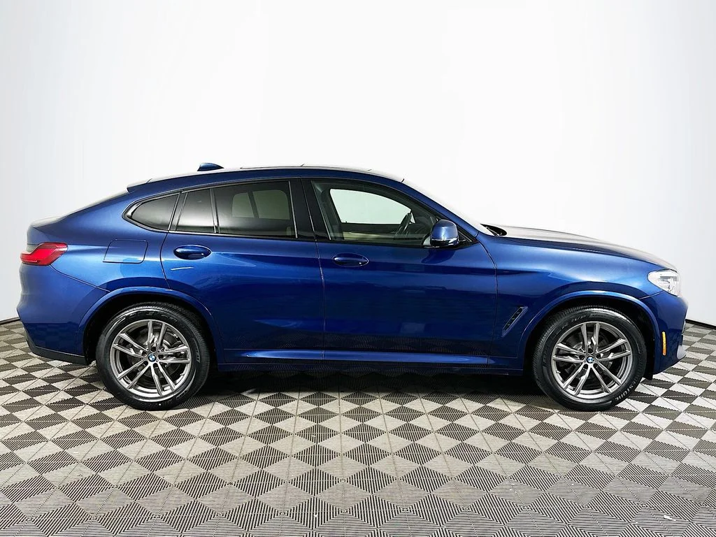 Used 2021 Blue Metallic BMW xDrive30i image 4