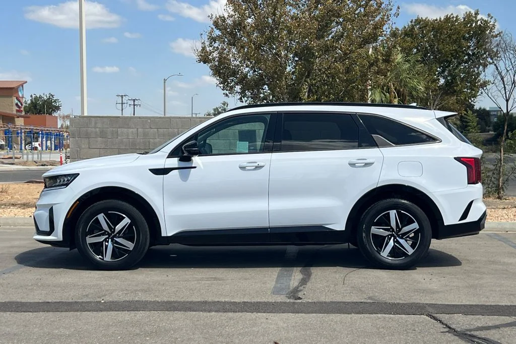 Used 2022 White Kia S image 9