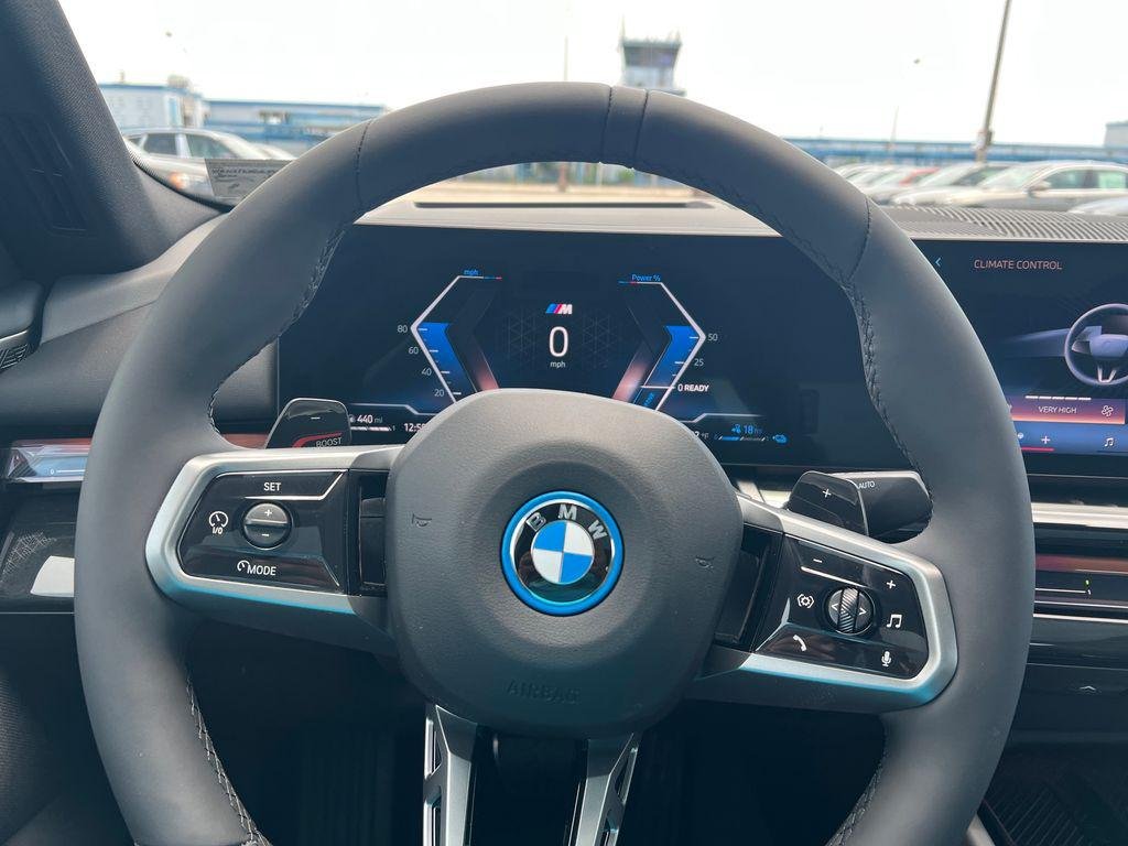 New 2027 Carbon Black Metallic BMW 550e xDrive image 16