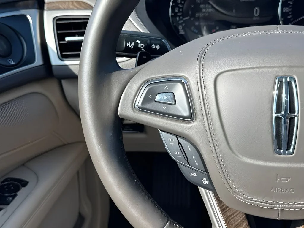 Used 2019 White Lincoln Reserve image 15