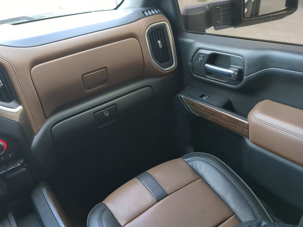 Used 2022 Mosaic Black Metallic Chevrolet High Country image 15
