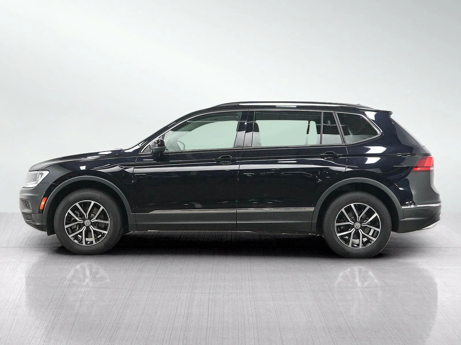 Used 2021  Volkswagen SE image 2