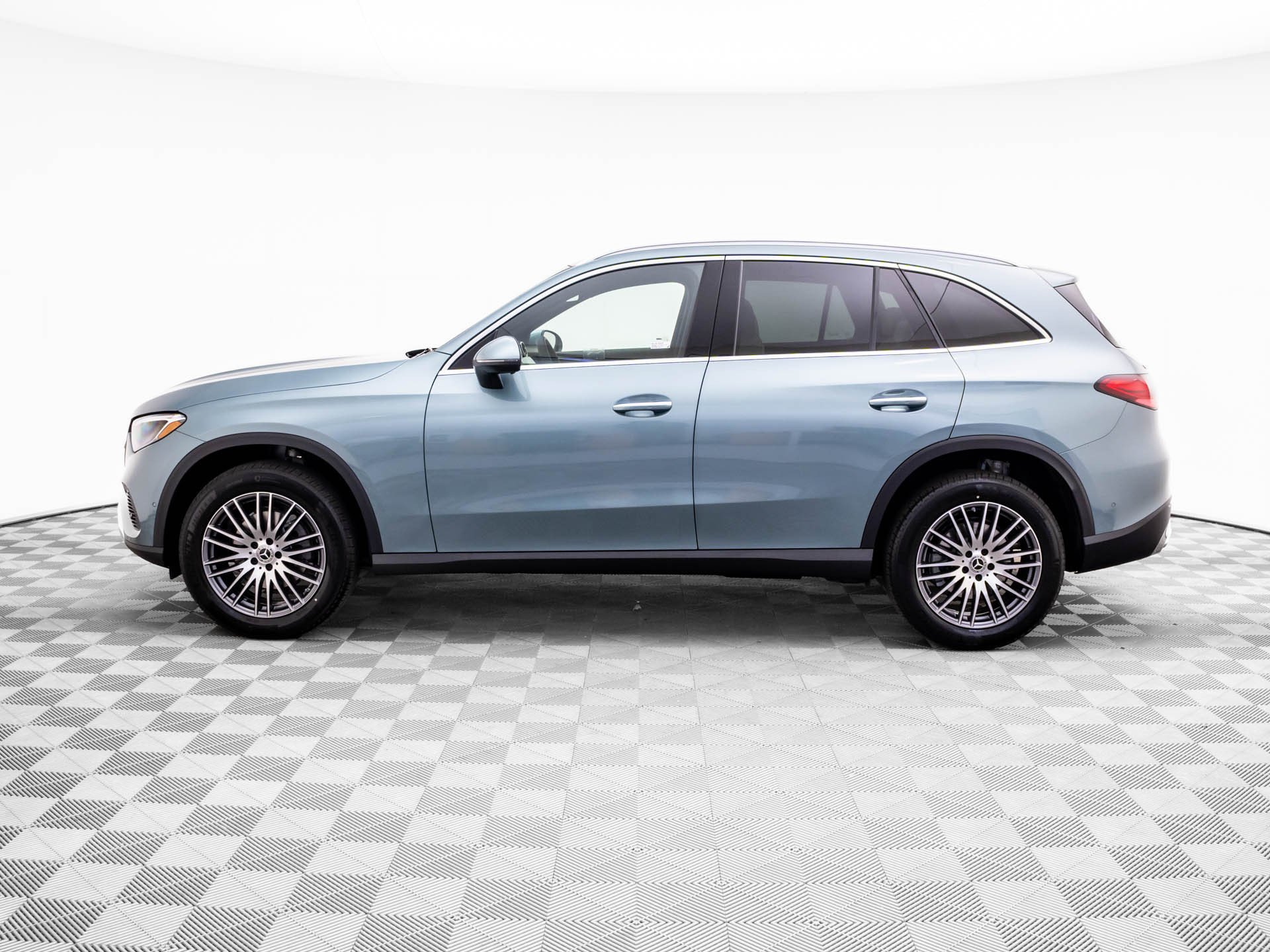 Used 2026 Silver Mercedes-Benz GLC 300 image 2