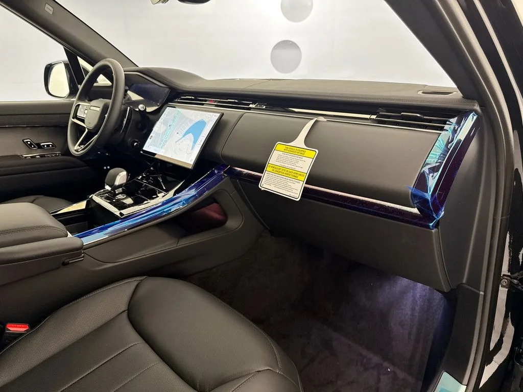 New 2026 Santorini Black Land Rover Dynamic SE image 31