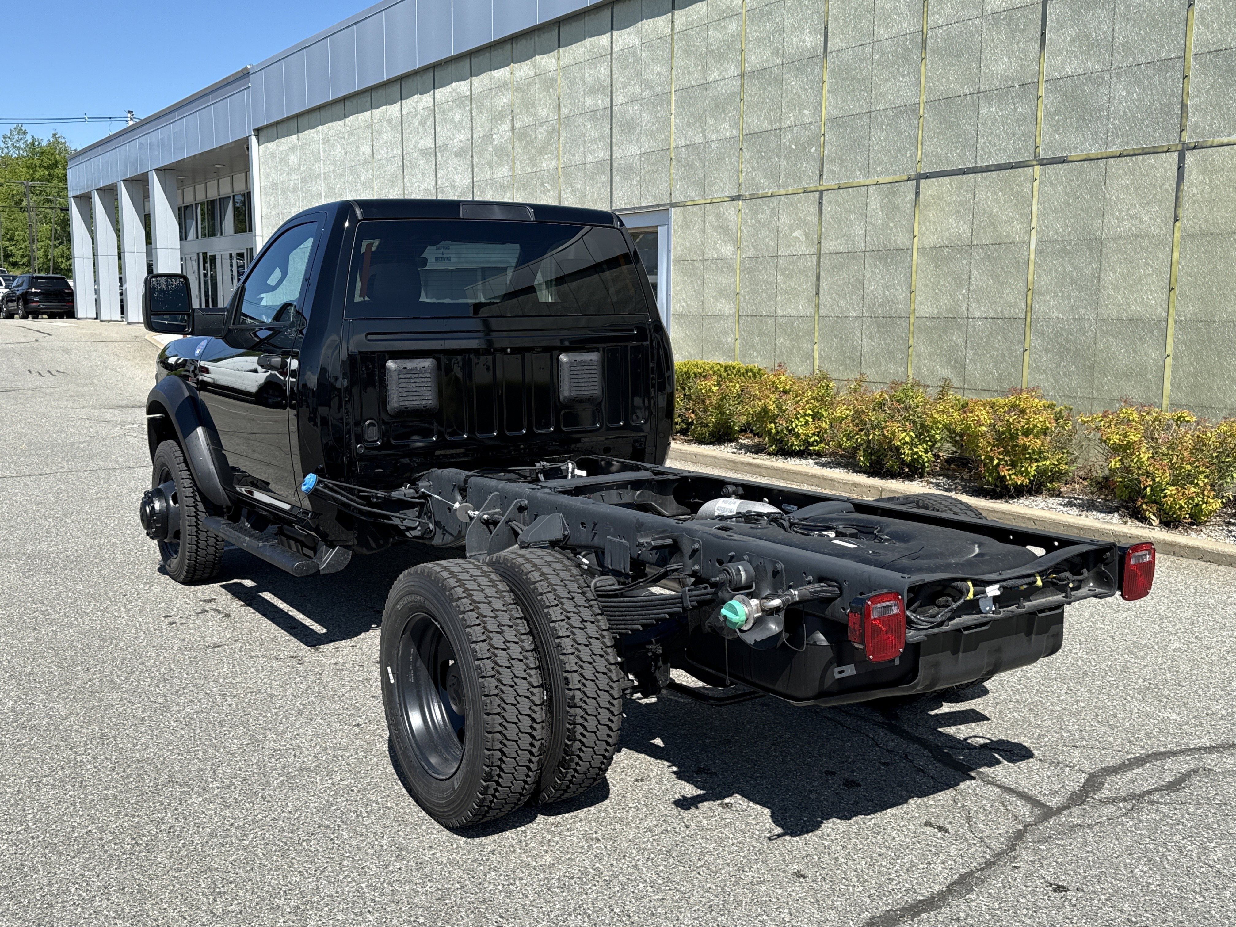 New 2026 Diamond Black Crystal Pearl-Coat Exterior Paint RAM Tradesman image 4