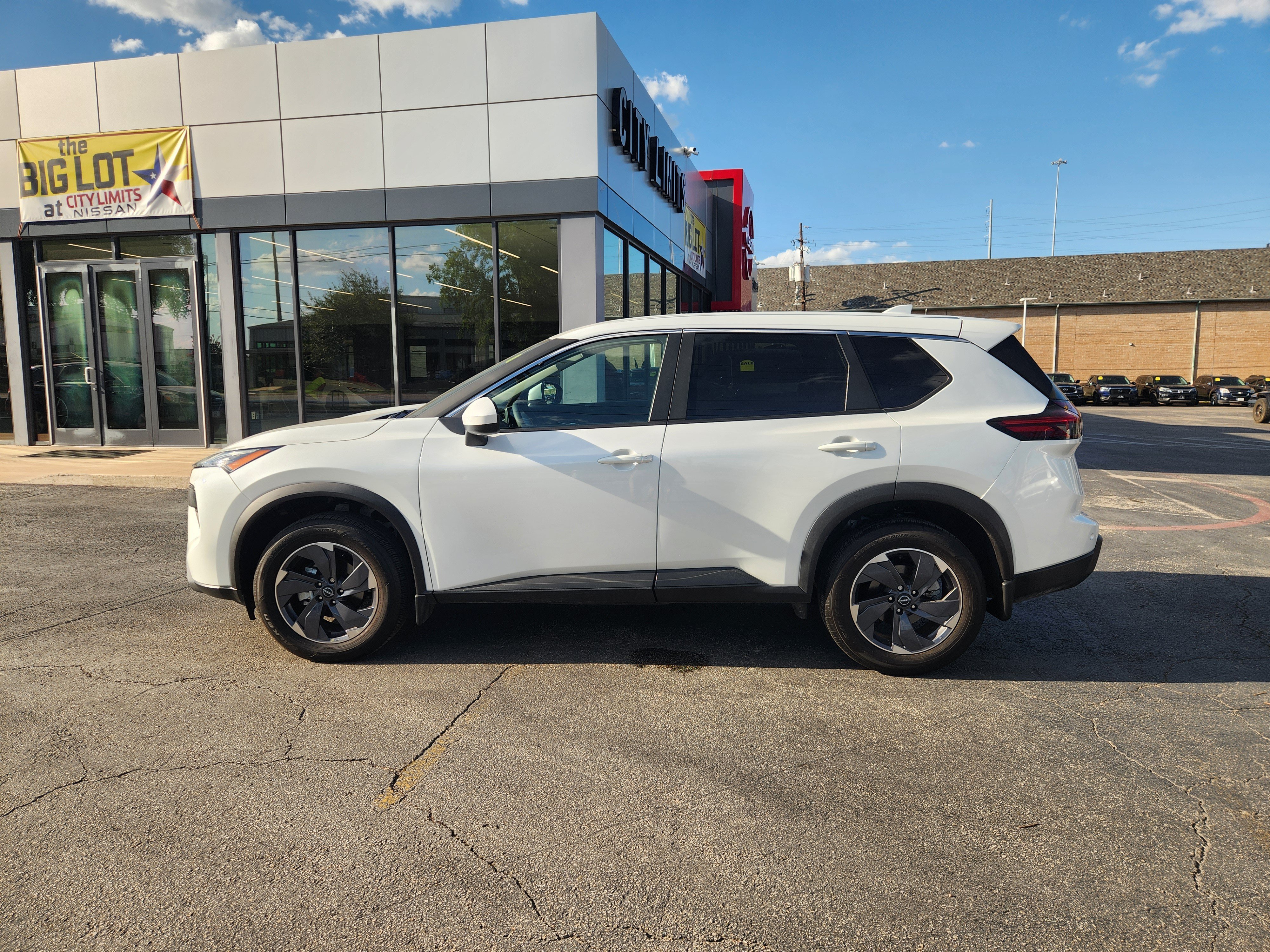 Used 2026 Everest White Pearl Tricoat Nissan SV image 4