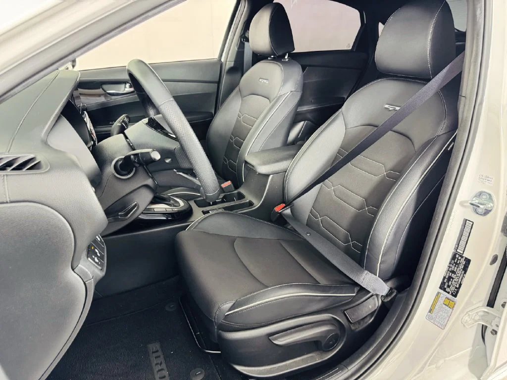 Used 2023 White Kia GT-Line image 6