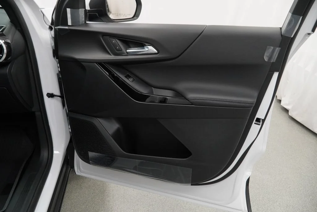 New 2027 Summit White Chevrolet LT image 28