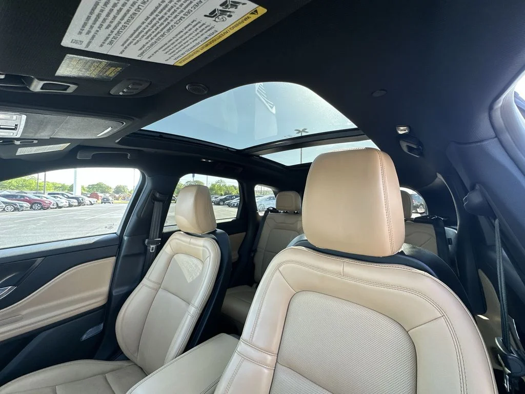 Used 2023 White Lincoln Reserve image 22