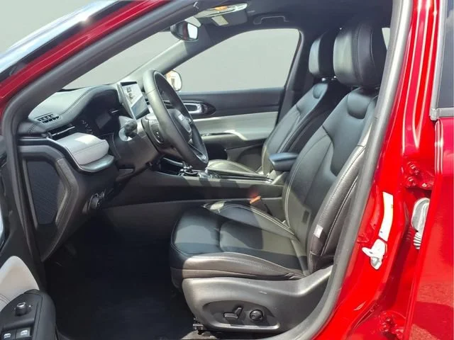 Used 2025  Jeep Limited image 14