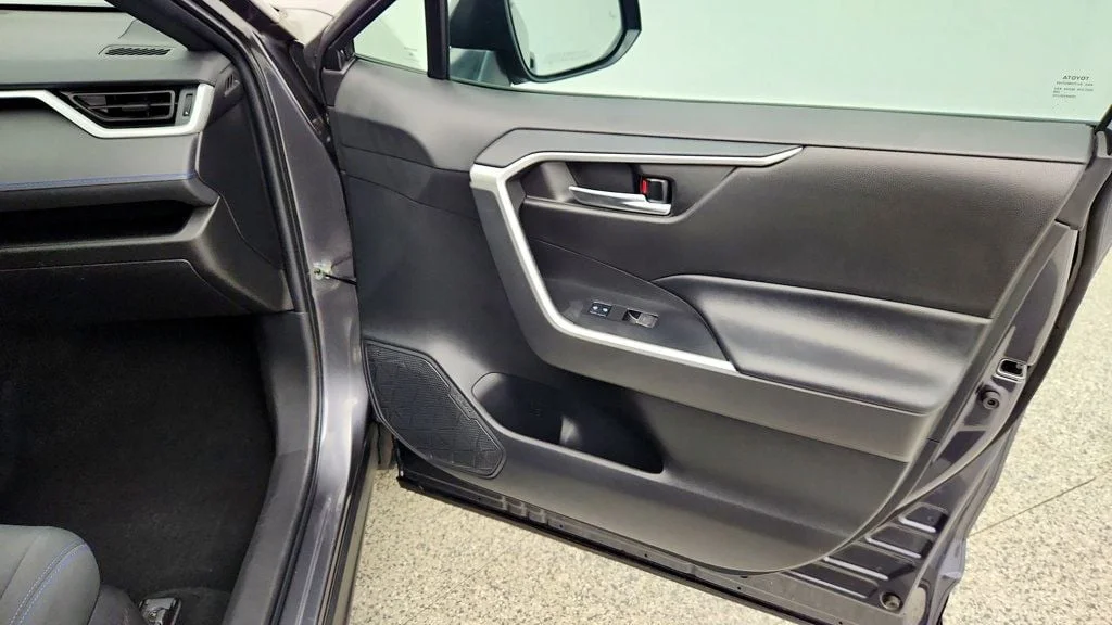 Used 2022 Magnetic Gray Metallic Toyota Hybrid SE AWD w/ Weather Pkg, Moonroof & Power Liftgate image 25