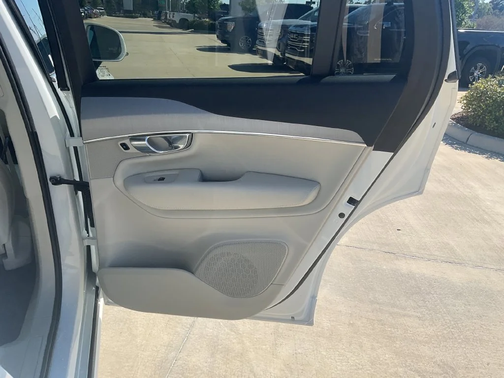 Used 2025 White Volvo B5 Core image 20