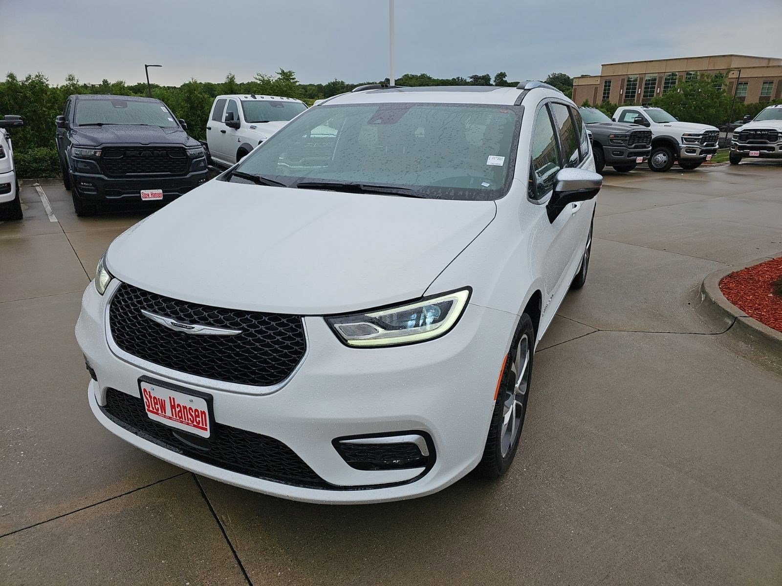 2026 Chrysler Pacifica Pinnacle AWD's photo