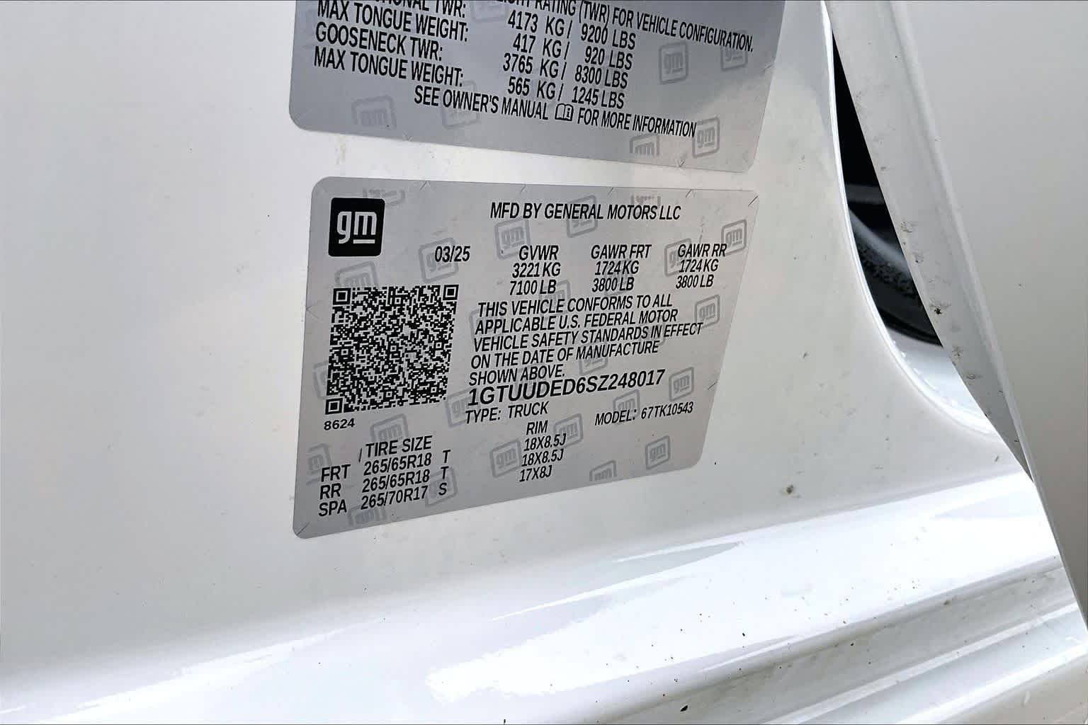 Used 2025 Summit White GMC SLT image 37
