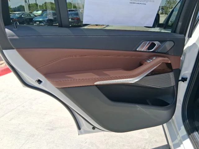 New 2027 Mineral White Metallic BMW xDrive40i image 15