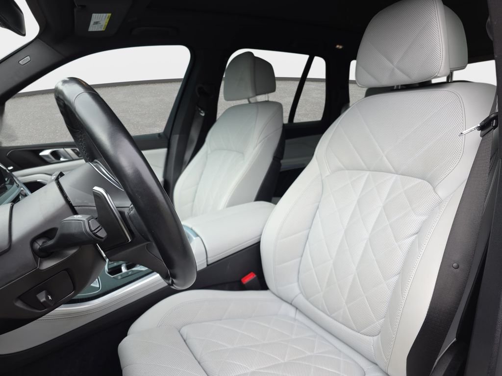 Used 2024 White BMW xDrive40i image 16