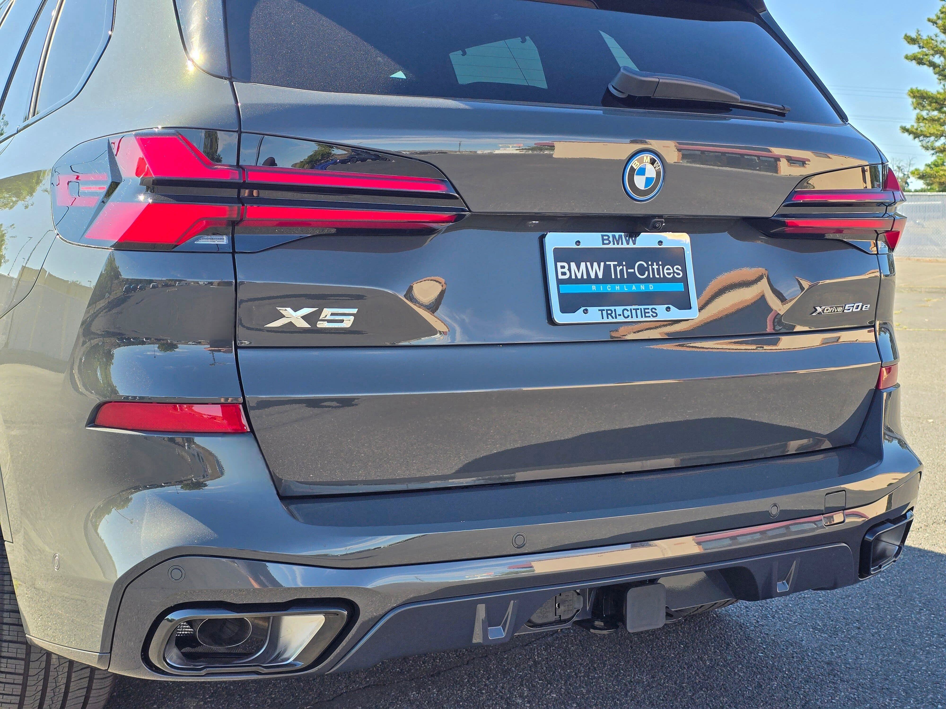 New 2026 Dravit Grey Metallic BMW xDrive50e image 7