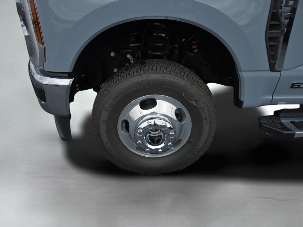 New 2026 Glacier Gray Metallic Tri-Coat Ford F-350® Lariat® image 29