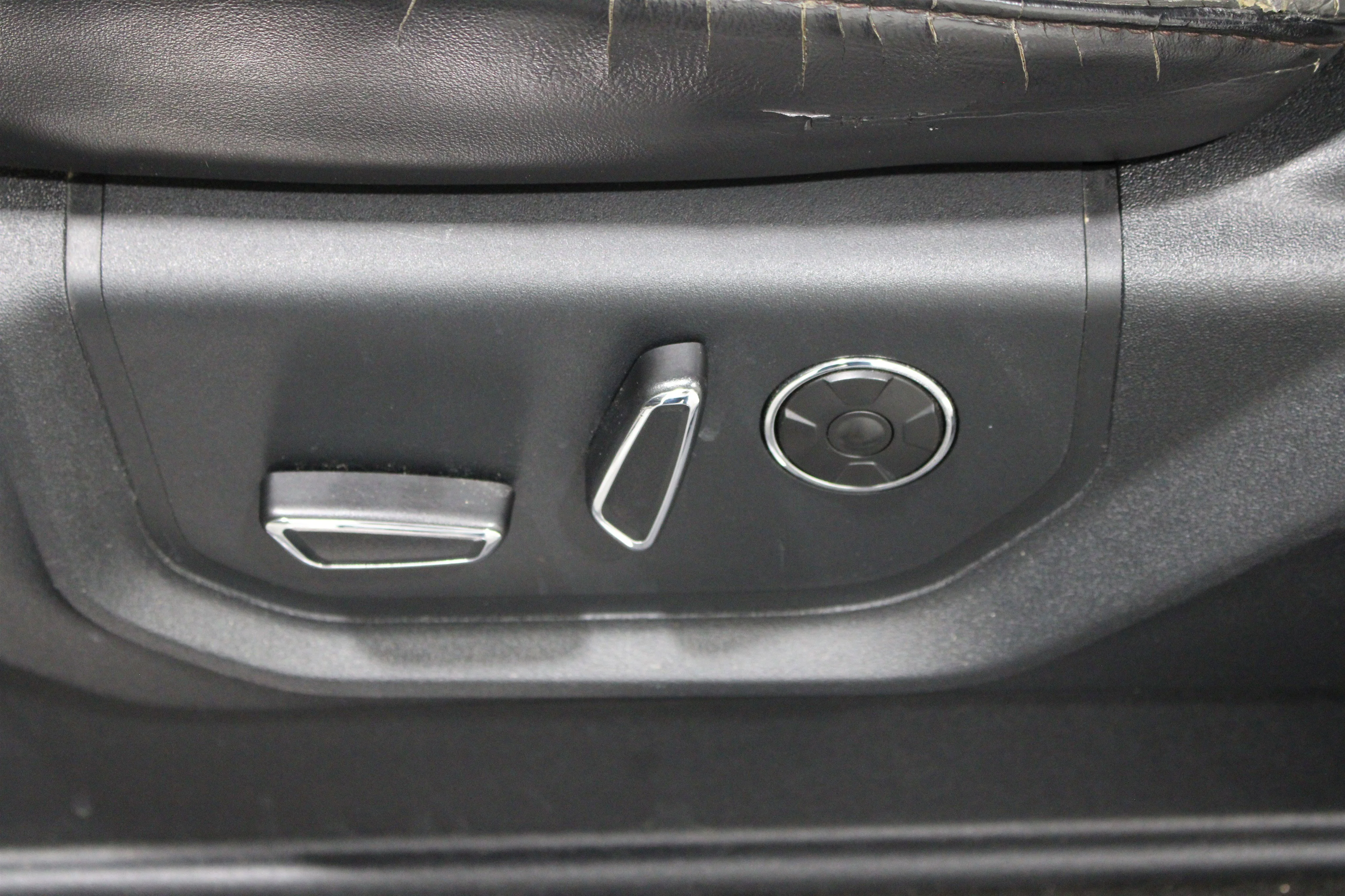 Used 2019 White Platinum Metallic Tri-Coat Ford Platinum image 5