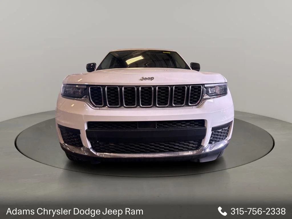 Used 2023 White Jeep Laredo image 2