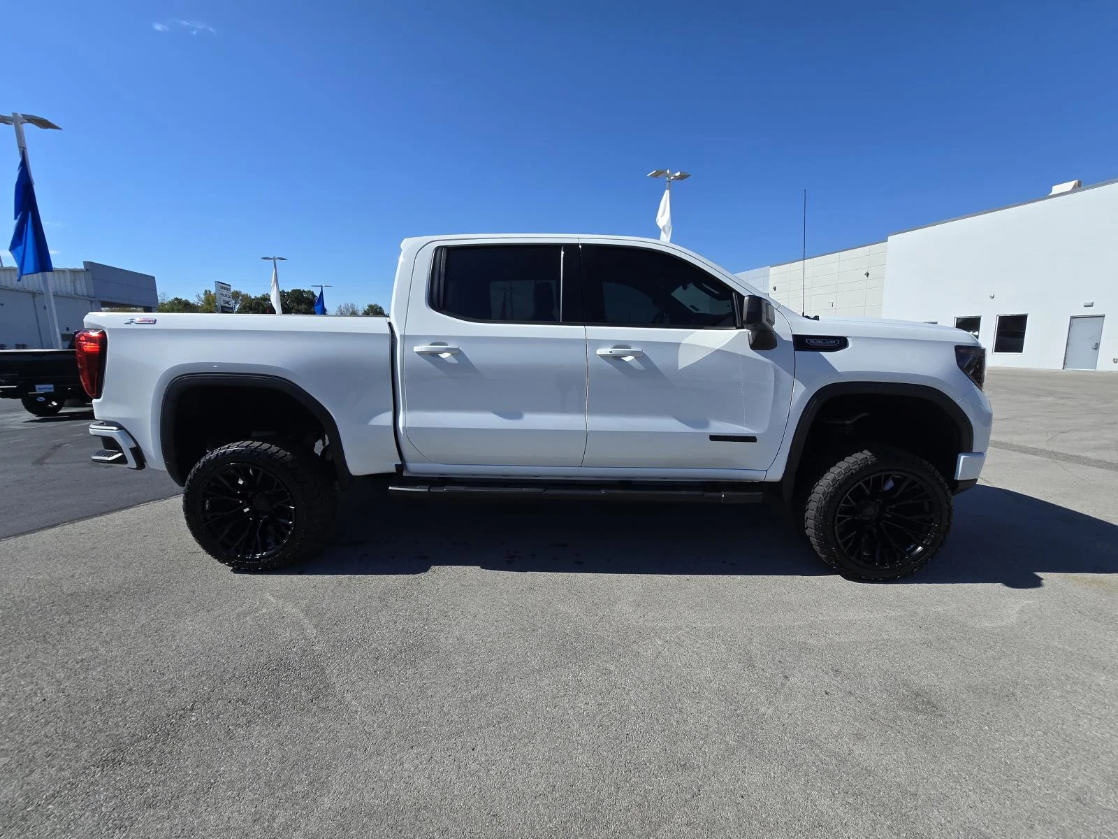 Used 2022 SUMMIT WHITE GMC Elevation image 8