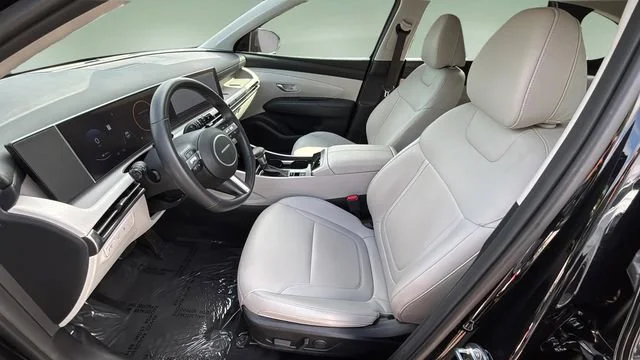 Used 2025 Black Hyundai SEL Convenience image 18