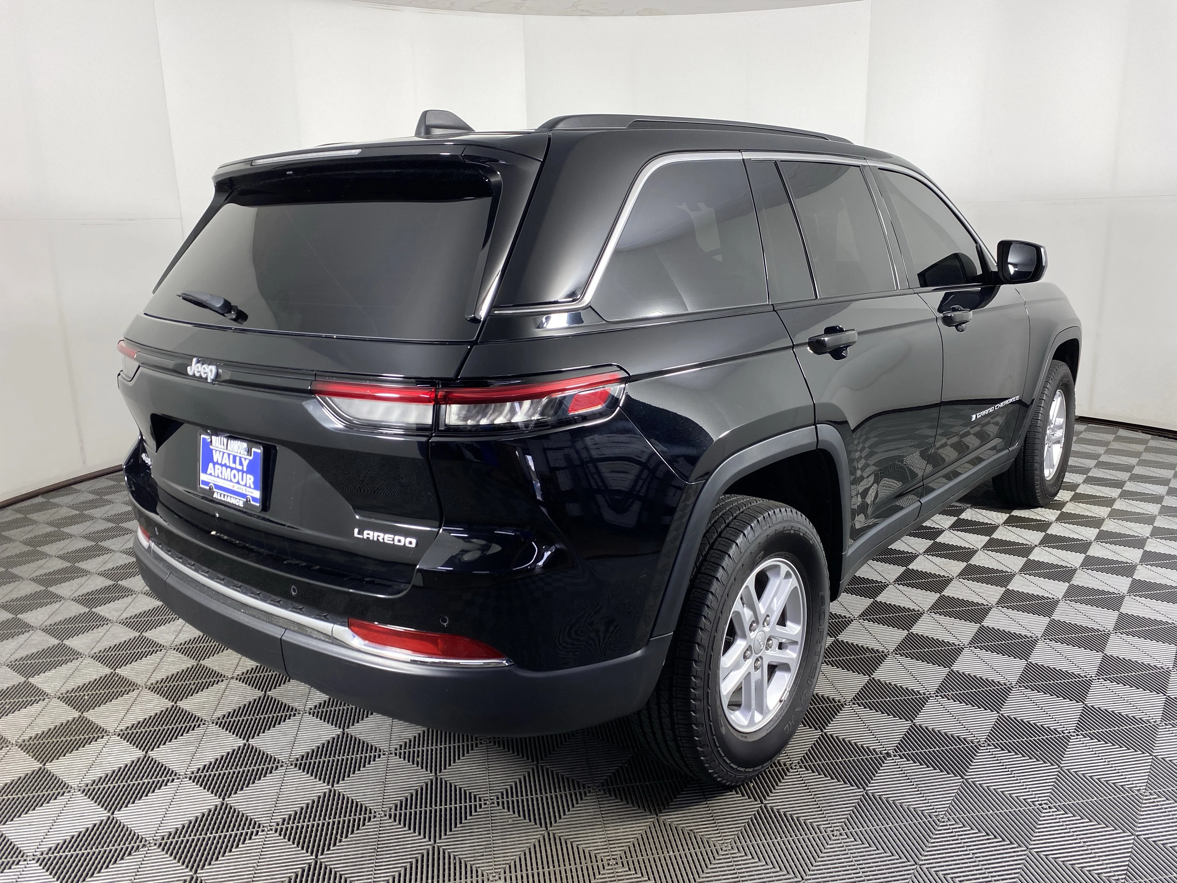 Used 2024 Diamond Black Crystal Pearlcoat Jeep Laredo image 7