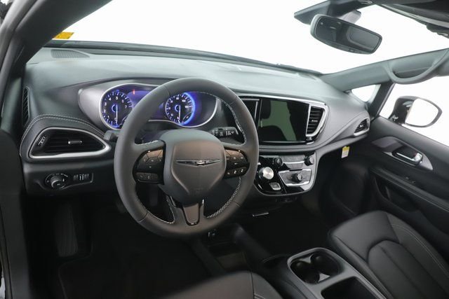 2026 Chrysler Pacifica Select - Photo 17
