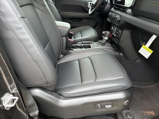 New 2026 Granite Crystal Metallic Clear-Coat Exterior Paint Jeep Sahara image 15