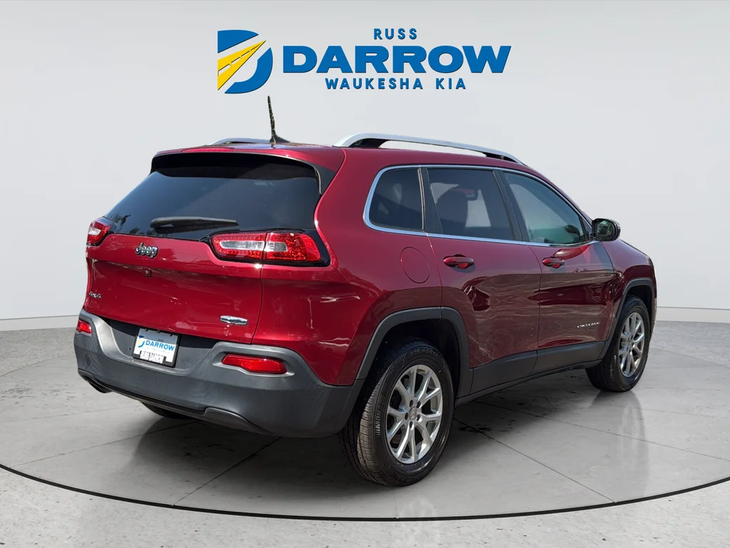 Used 2017 Red Jeep Latitude image 5