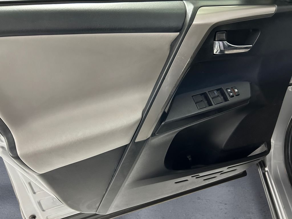 Used 2018 Silver Toyota XLE image 12