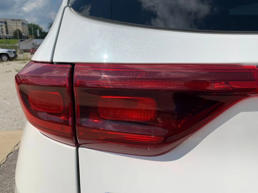 Used 2022 White Kia LX image 32