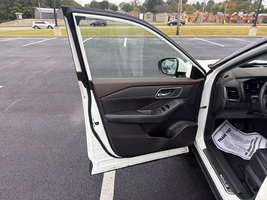 Used 2023 White Nissan Platinum image 14