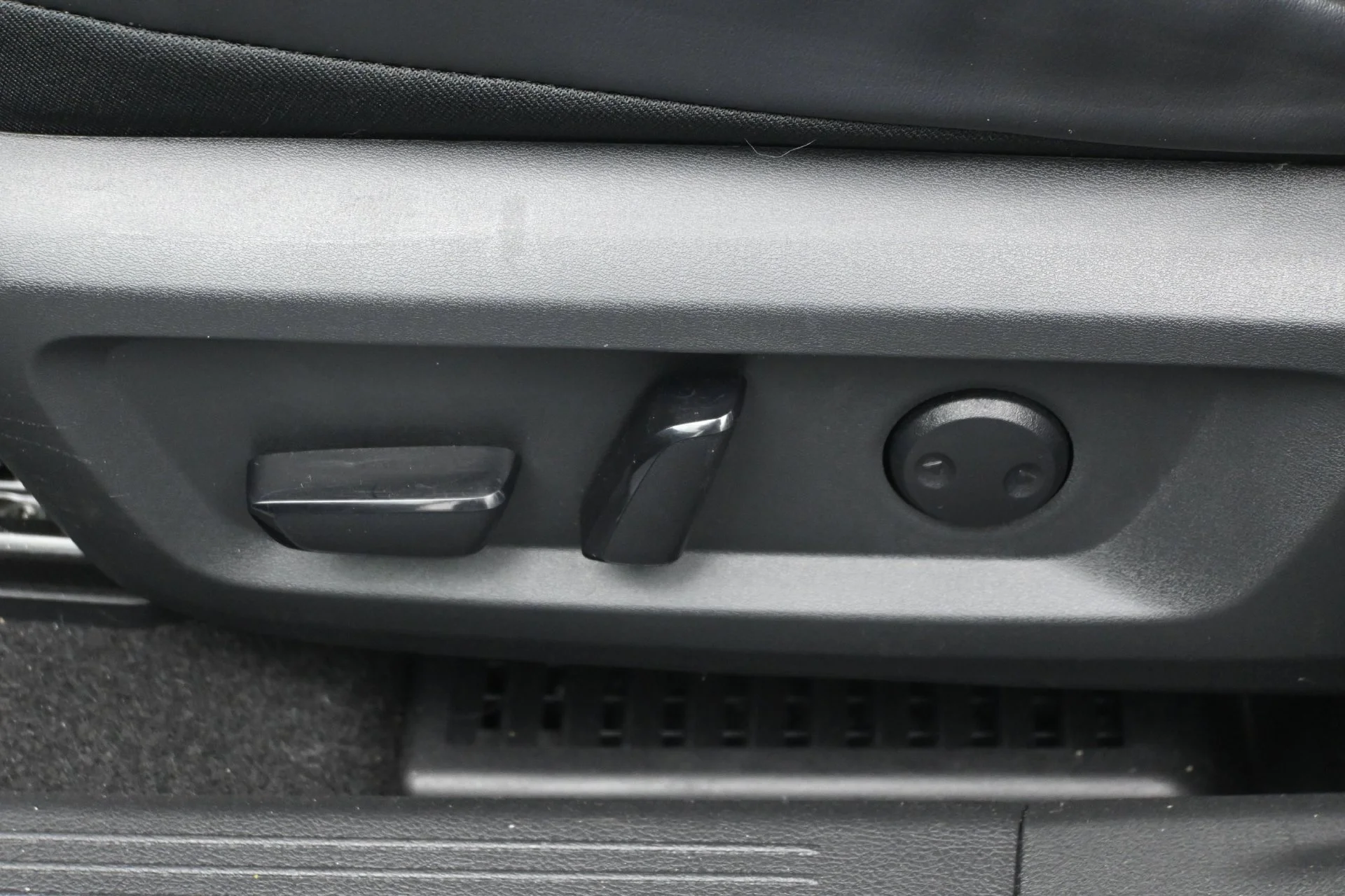 Used 2023 Gun Metallic Nissan SV image 21