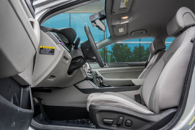 Used 2015 Silver Hyundai SE image 14