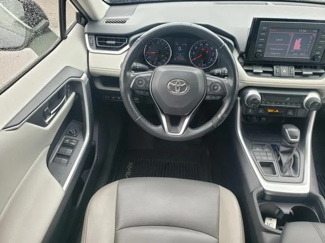 Used 2019 Gray Toyota XLE Premium image 16