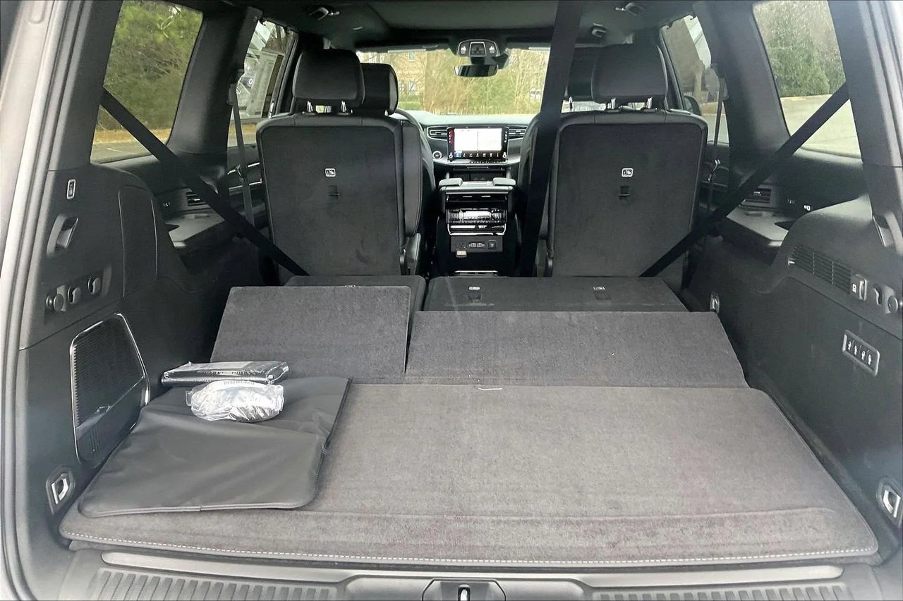 New 2026 Silver-Zynith Exterior Paint Jeep Limited Reserve image 28