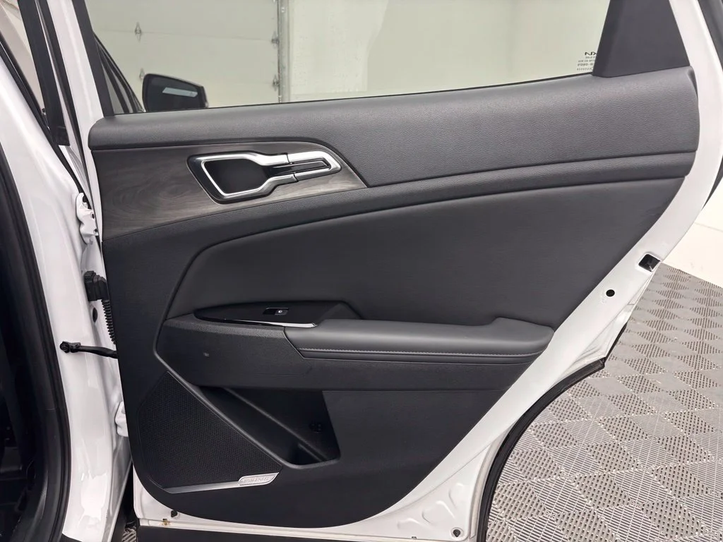 Used 2023 White Kia X-Pro Prestige image 42