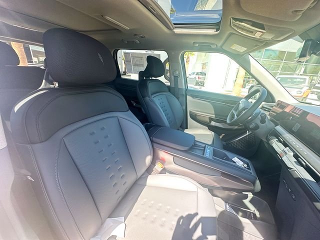 New 2026 Glacial White Kia Wind AWD image 29