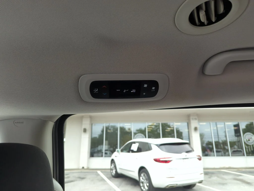Used 2018 Silver Chrysler L image 26