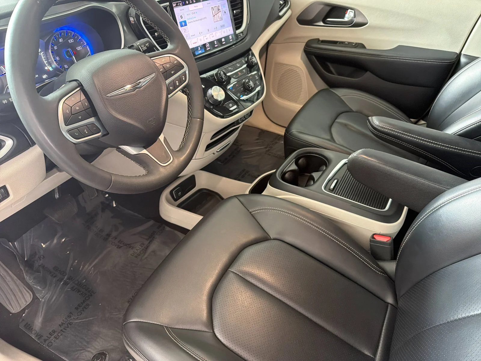 Used 2023 White Chrysler Touring L image 9