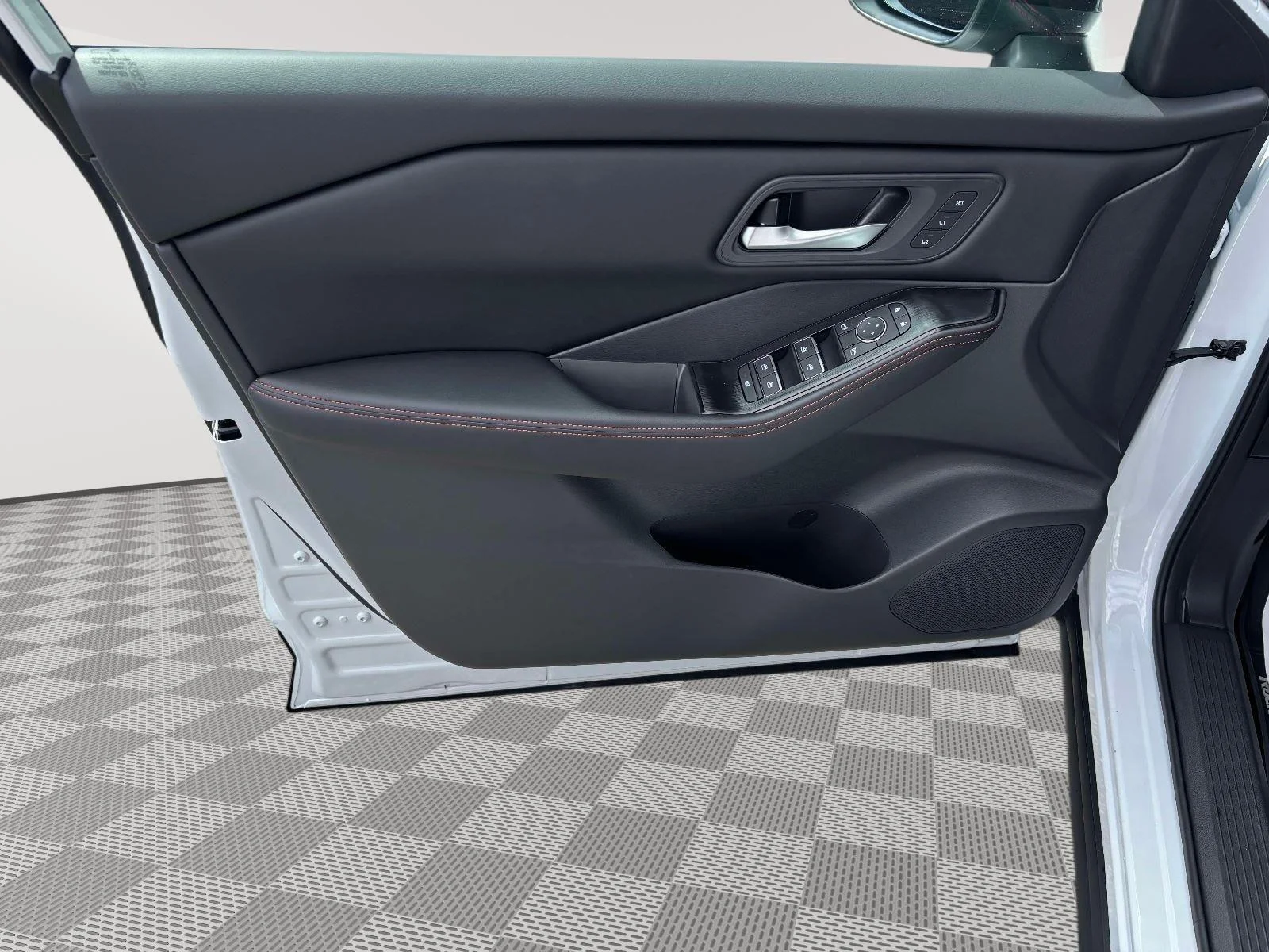 New 2026 Everest White Pearl TriCoat Nissan Rock Creek® image 17