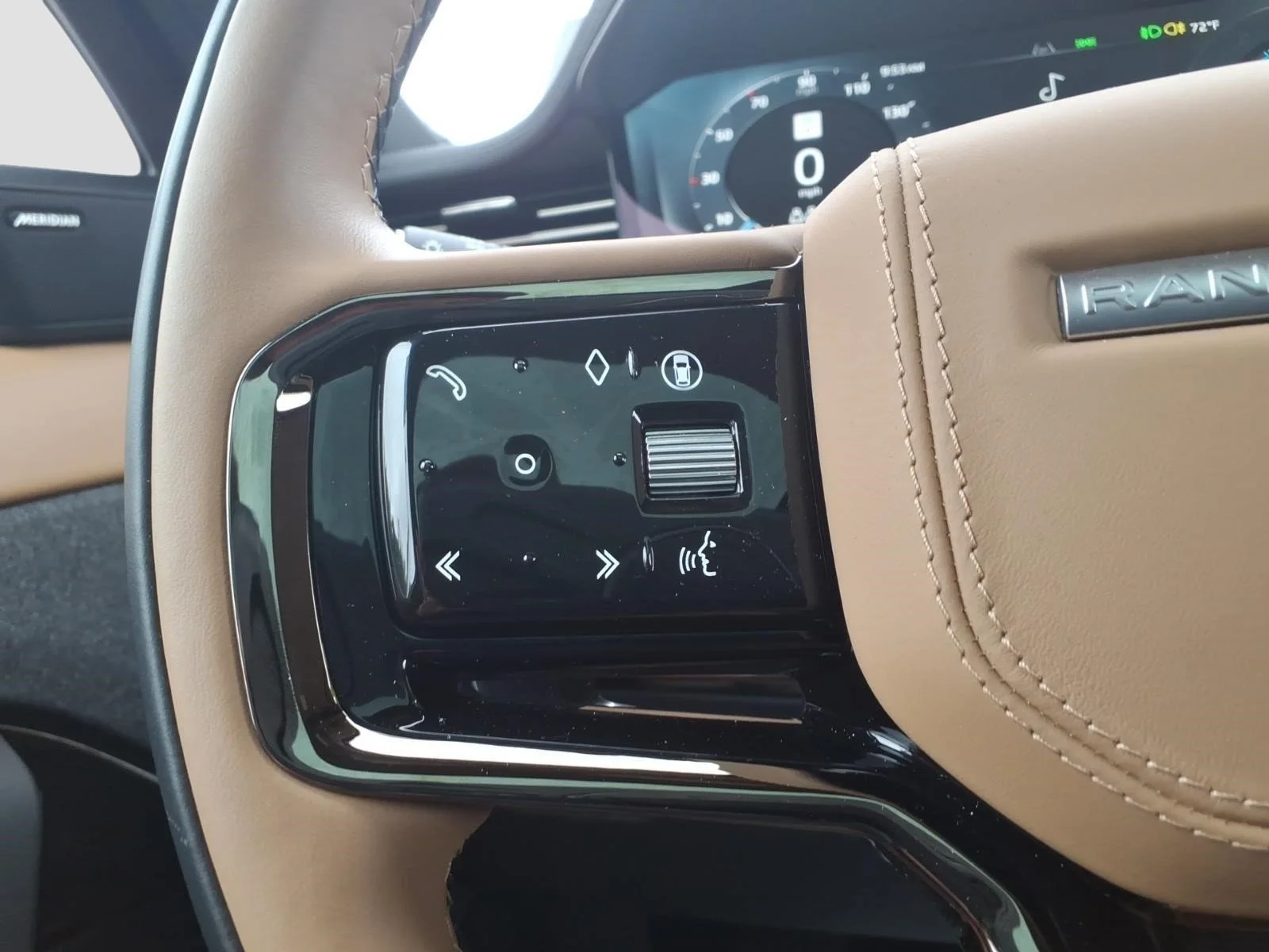 Used 2025 Green Land Rover Dynamic SE image 31