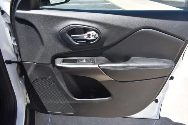Used 2020 White Jeep Latitude image 17
