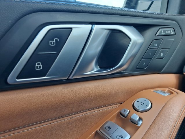Used 2025 Red BMW xDrive40i image 10