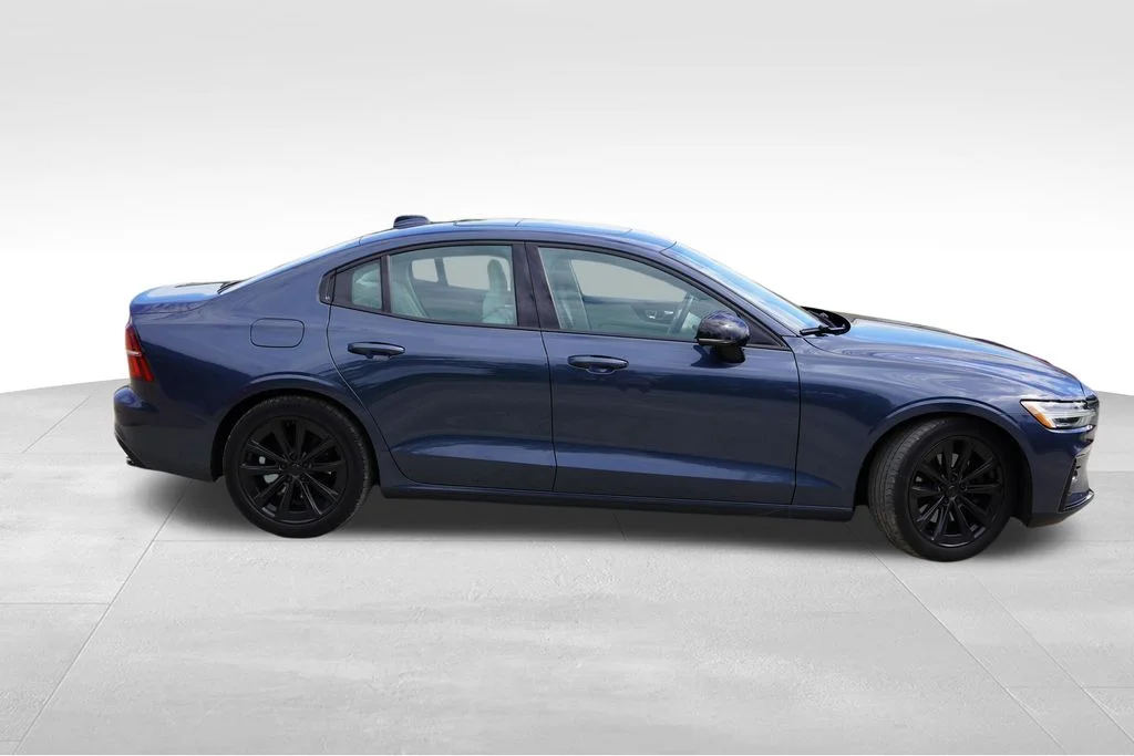 Used 2021 Blue Volvo T5 Momentum image 2