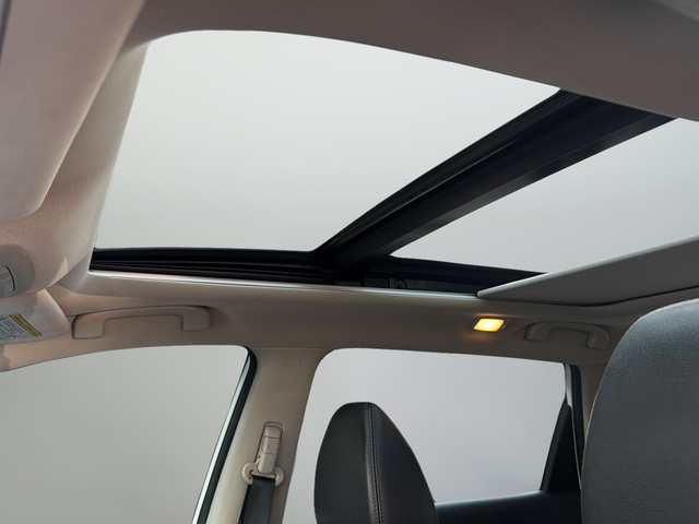 Used 2016 White Nissan SL image 19