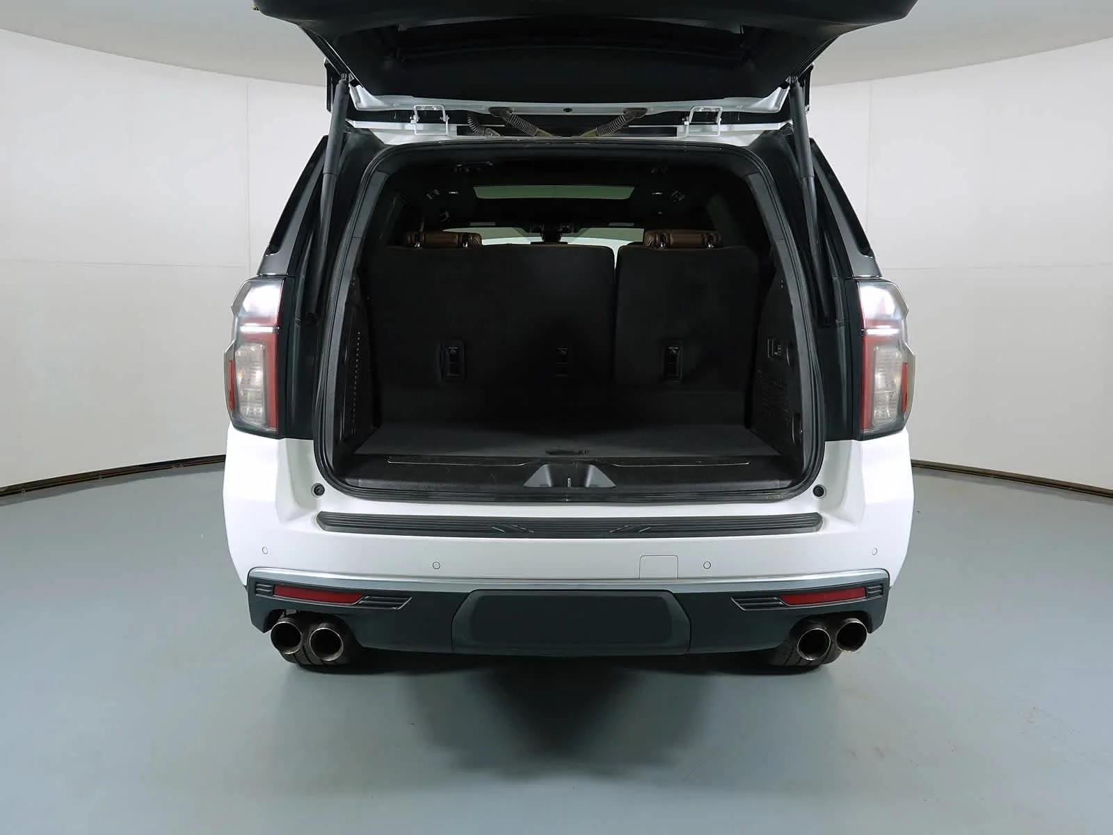 Used 2022 Summit White Chevrolet High Country image 4