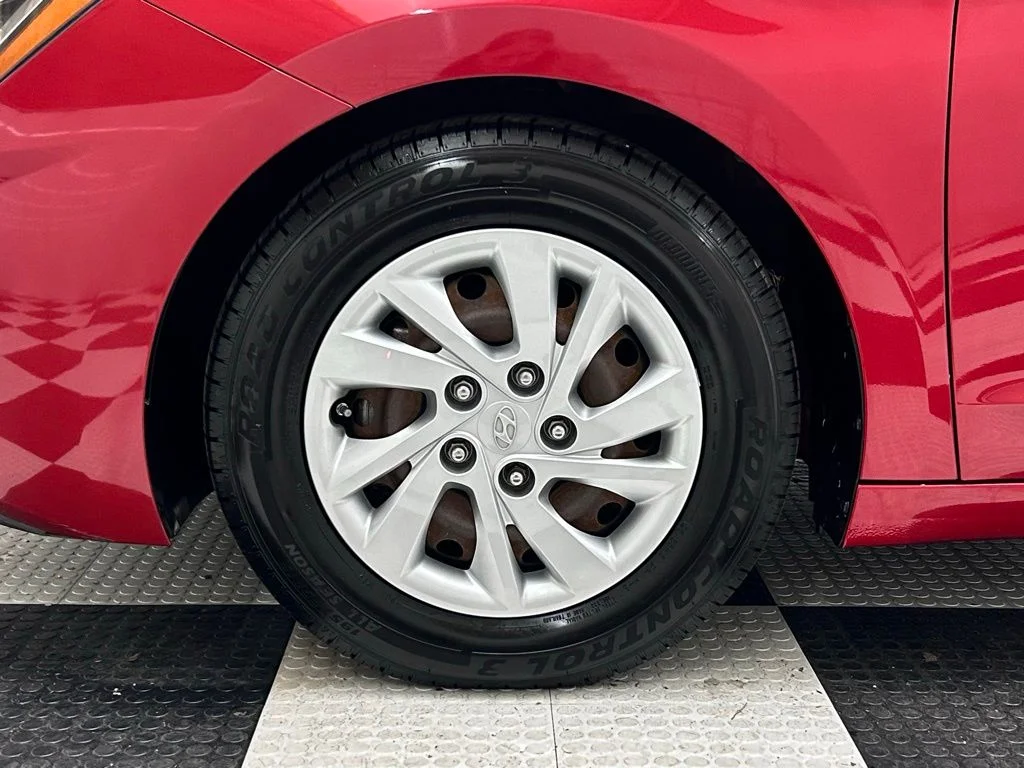 Used 2019 Red Hyundai SE image 8