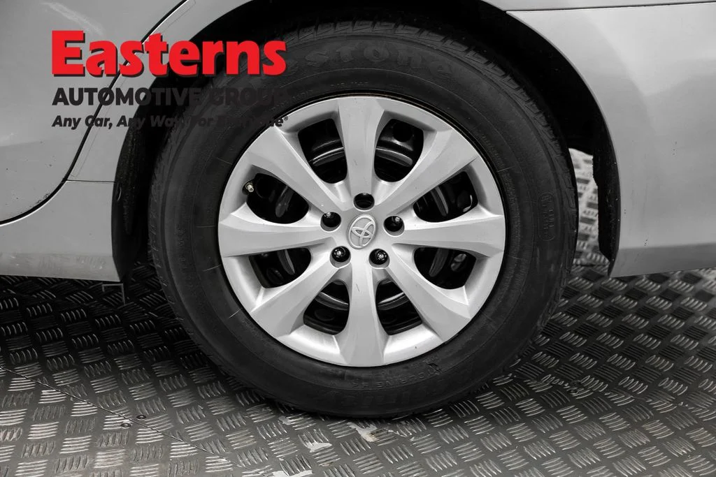 Used 2015 Silver Toyota LE image 32